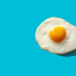 كم عدد السعرات الحرارية في البيض المسلوق والمقلي؟