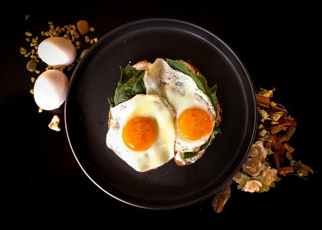 البيض من أفضل الأطعمة لبناء العضلات